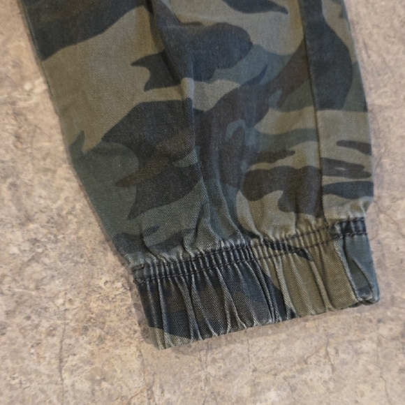 (J43) Wrangler Sz 5 Regular Kids Camouflage Joggers - Picture 3 of 7
